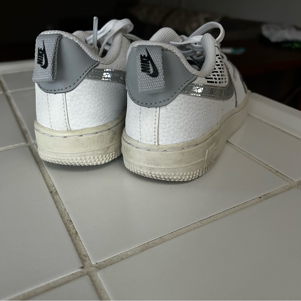 Kids white grey Air Force 1 Nike in great shape kids child size 2 Y silver beige - Picture 13 of 16